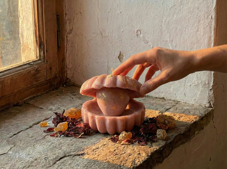 Bougie Huître Hibiscus & Ambre - Harmonie & Rayonnement - Essences Agape 24752910