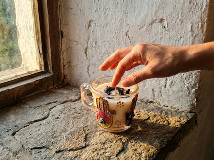 Bougie Main de Fatima Oud & Louban - Prière & Sagesse Antique - Essences Agape 49705450