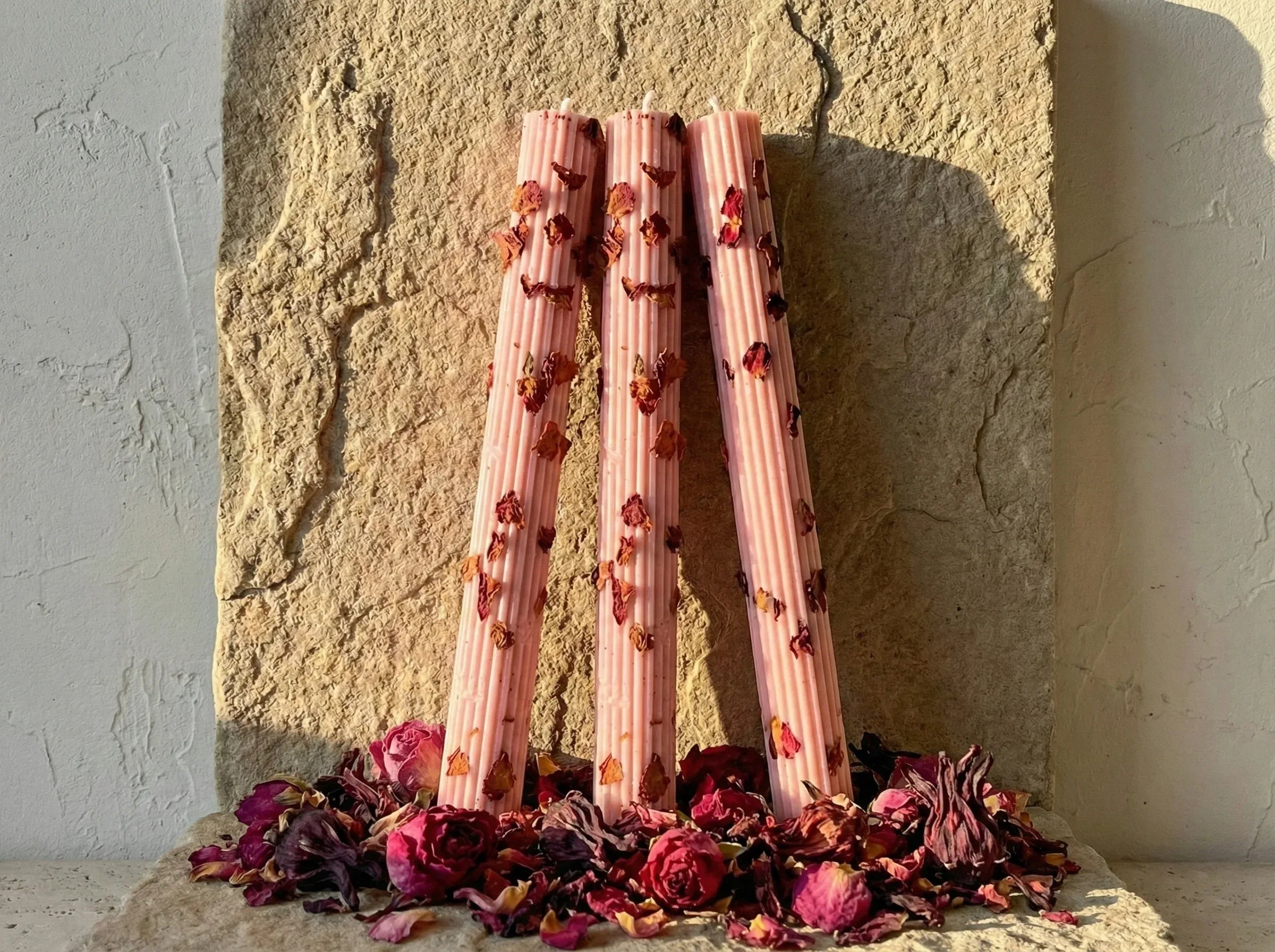 Bougie Pilier Romain Rose & Hibiscus - Amour & Éclat Floral - Essences Agape 53454847