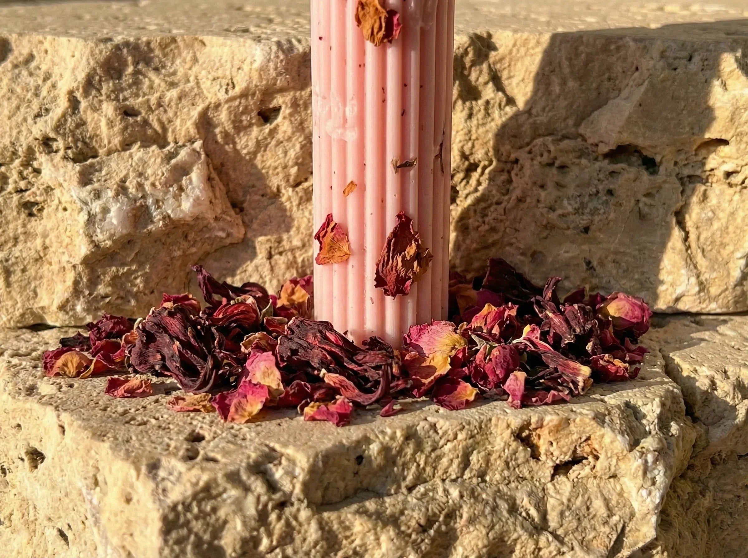 Bougie Pilier Romain Rose & Hibiscus - Amour & Éclat Floral - Essences Agape 35329993