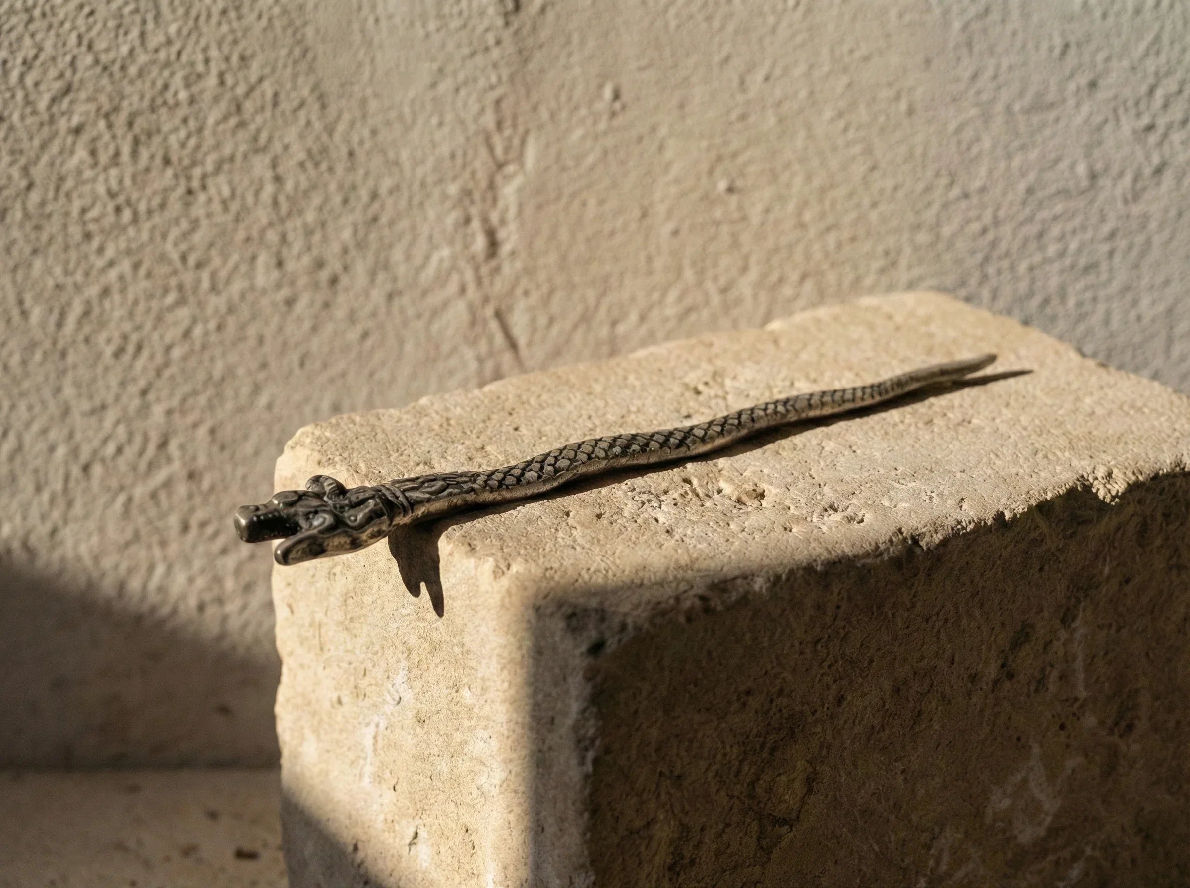 Broche romaine artisanale dragon - Sagesse & Mémoire Antique - Essences Agape 35418531