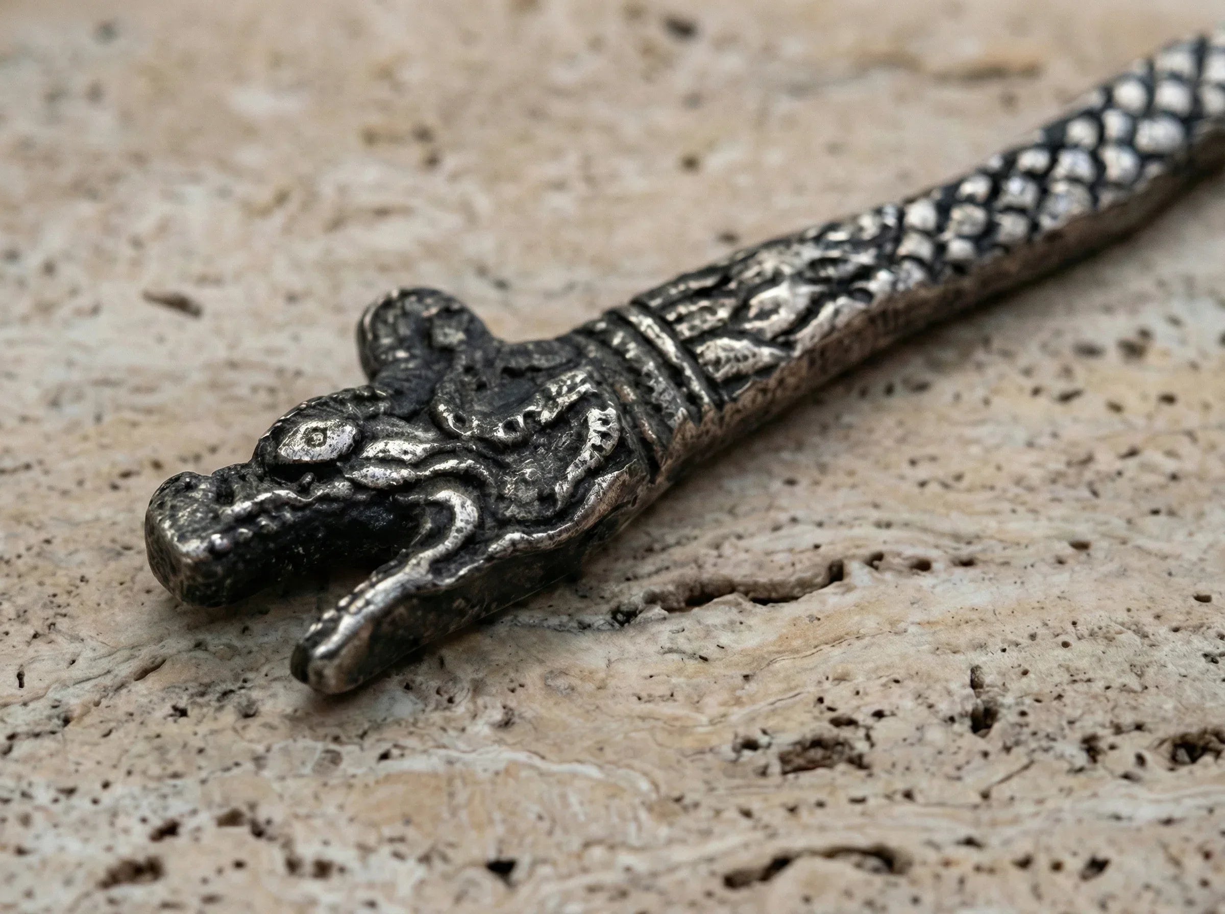 Broche romaine artisanale dragon - Sagesse & Mémoire Antique - Essences Agape 81311757