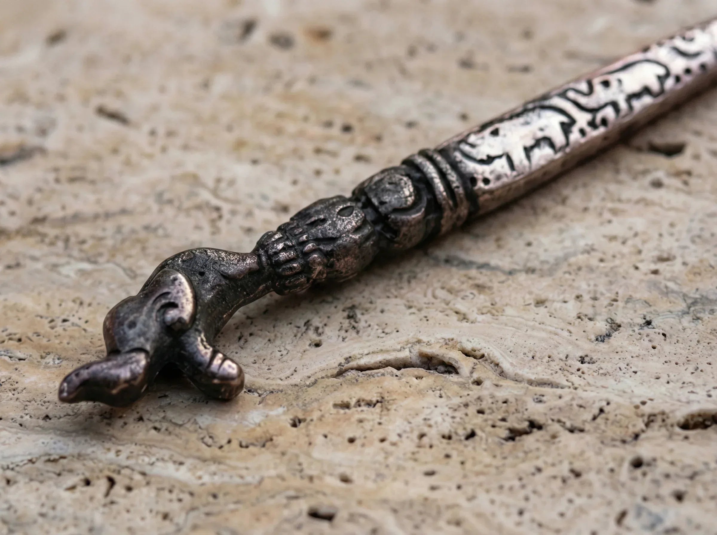 Broche romaine artisanale éléphant - Sagesse & Mémoire Antique - Essences Agape 60029105