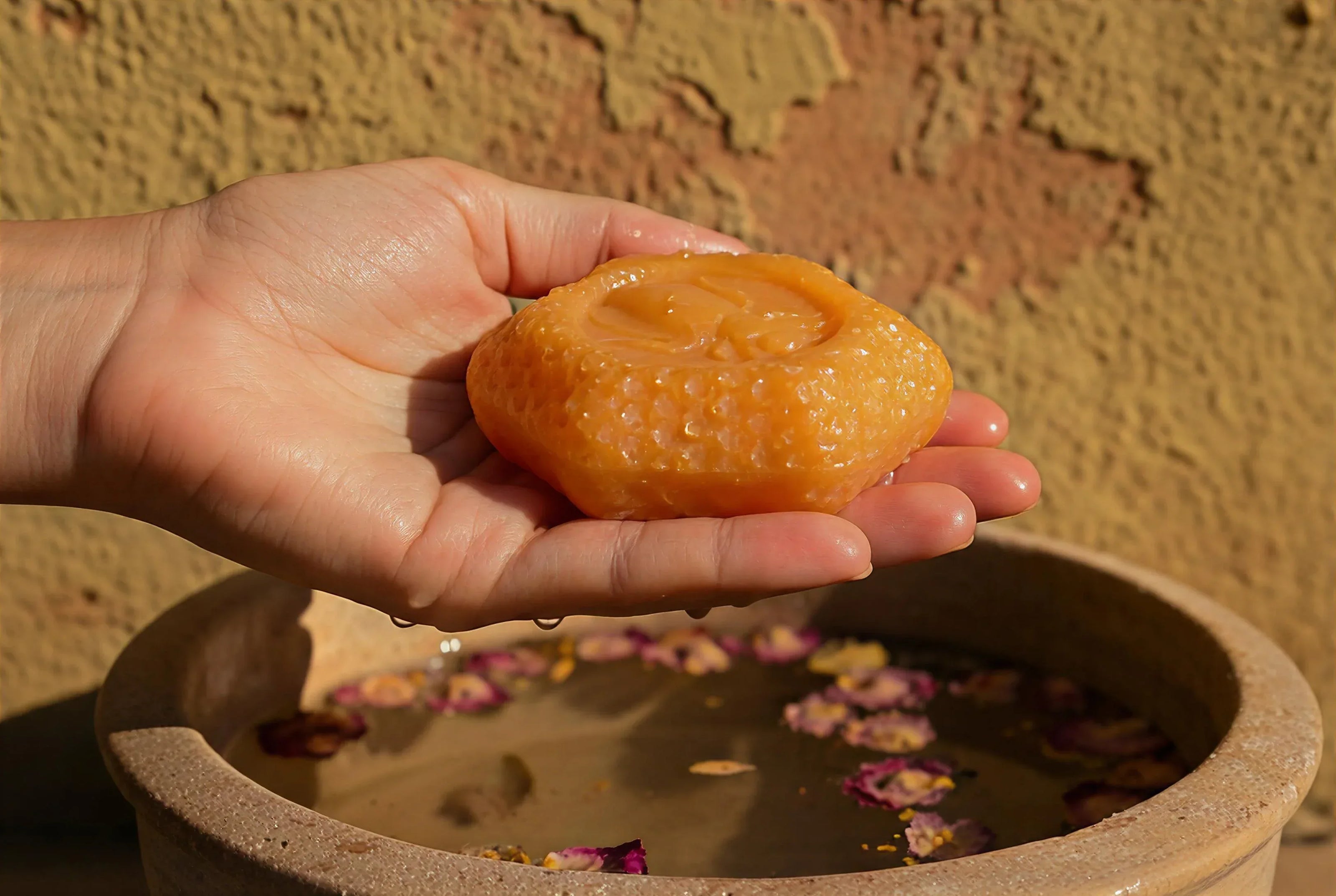 Savon artisanal bio Miel - Douceur, Éclat Divin et Hydratation - Essences Agape 25251365