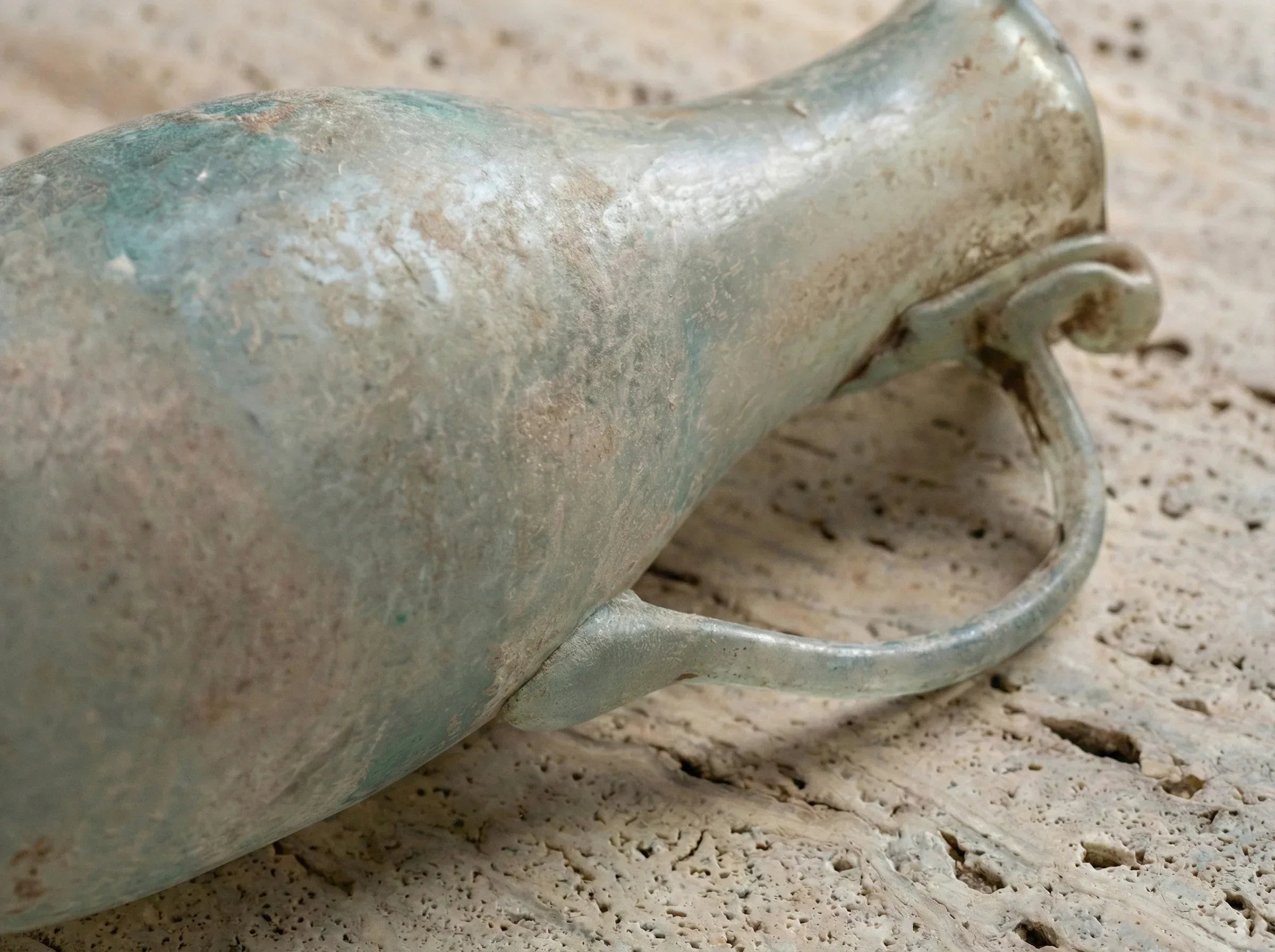 Verrerie romaine artisanale Pichet Gris - Ancrage & Sobriété - Essences Agape 86310861