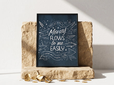 Affiche Essences Agape avec le message "Money Flows to me EASILY" en lettres blanches sur fond bleu nuit, décorée de flèches et d'étoiles.