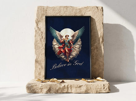 Affiche spirituelle Essences Agape avec un ange gardien aux ailes bleues et vertes, vêtu de rouge et d'or, sur fond bleu nuit. Texte "Believe in God" en calligraphie blanche.