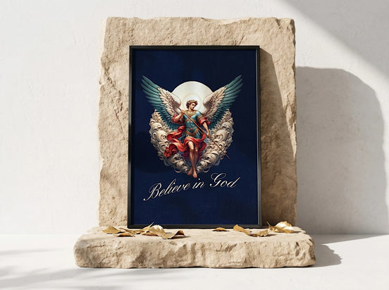 Affiche spirituelle Essences Agape avec un ange gardien aux ailes bleues et vertes, vêtu de rouge et d'or, sur fond bleu nuit. Texte "Believe in God" en calligraphie blanche.