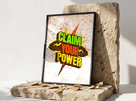 Affiche "Claim Your Power" Essences Agape, art mural motivationnel avec texte en lettres vives sur fond blanc et éclaboussures orange.
