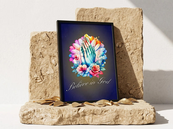 Affiche murale Essences Agape avec mains jointes en prière entourées de fleurs colorées et le texte "Believe in God".