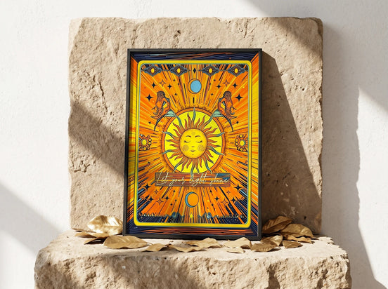 Affiche solaire Essences Agape avec un soleil souriant, des étoiles et la phrase 'Let Your Light Shine'. Art spirituel et développement personnel.