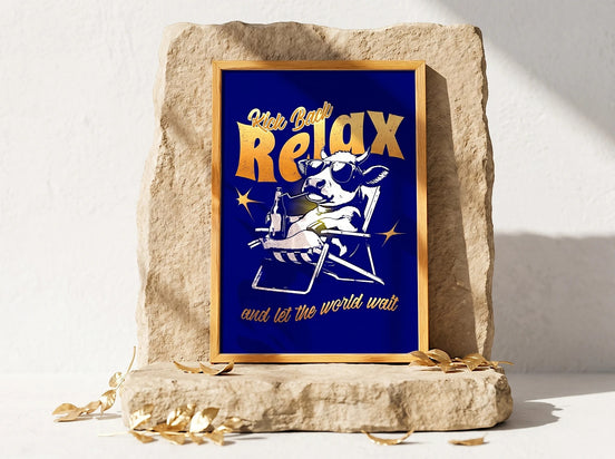 Essences Agape affiche humoristique d'une vache détendue avec des lunettes de soleil, sirotant une boisson dans un fauteuil de plage, sur fond bleu.