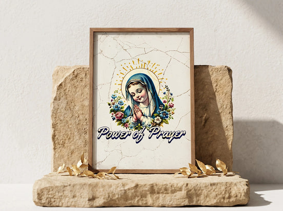 Affiche Essences Agape : Vierge Marie en prière, entourée de fleurs, avec le texte "Power of Prayer". Art spirituel chrétien.
