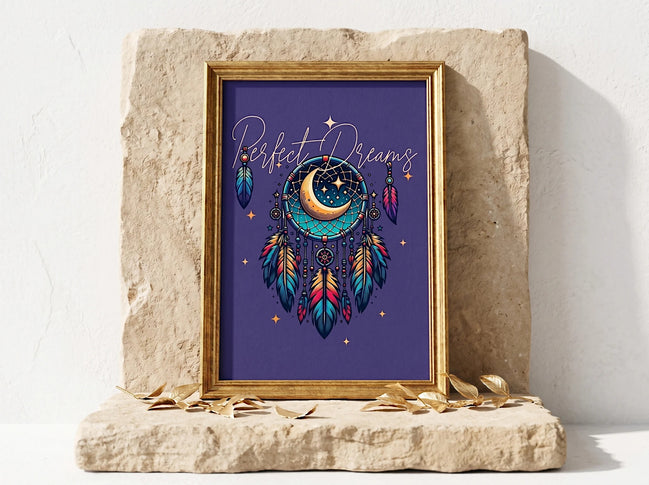 Essences Agape - Affiche attrape-rêves avec lune, étoiles et plumes, art spirituel, style astrologique, fond violet.