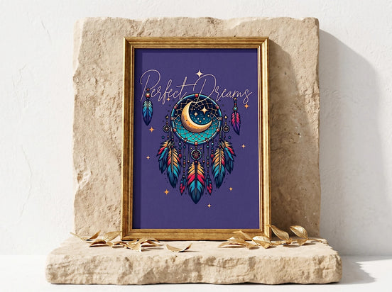 Essences Agape - Affiche attrape-rêves avec lune, étoiles et plumes, art spirituel, style astrologique, fond violet.
