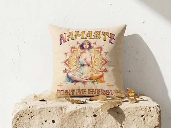 Essences Agape coussin décoratif carré en coton, motif femme en méditation avec mandala et texte 'Namaste Positive Energy'.