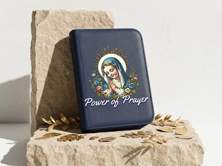 Essences Agape : Housse de Bible en cuir PU bleu marine avec illustration de la Vierge Marie priant et texte "Power of Prayer".