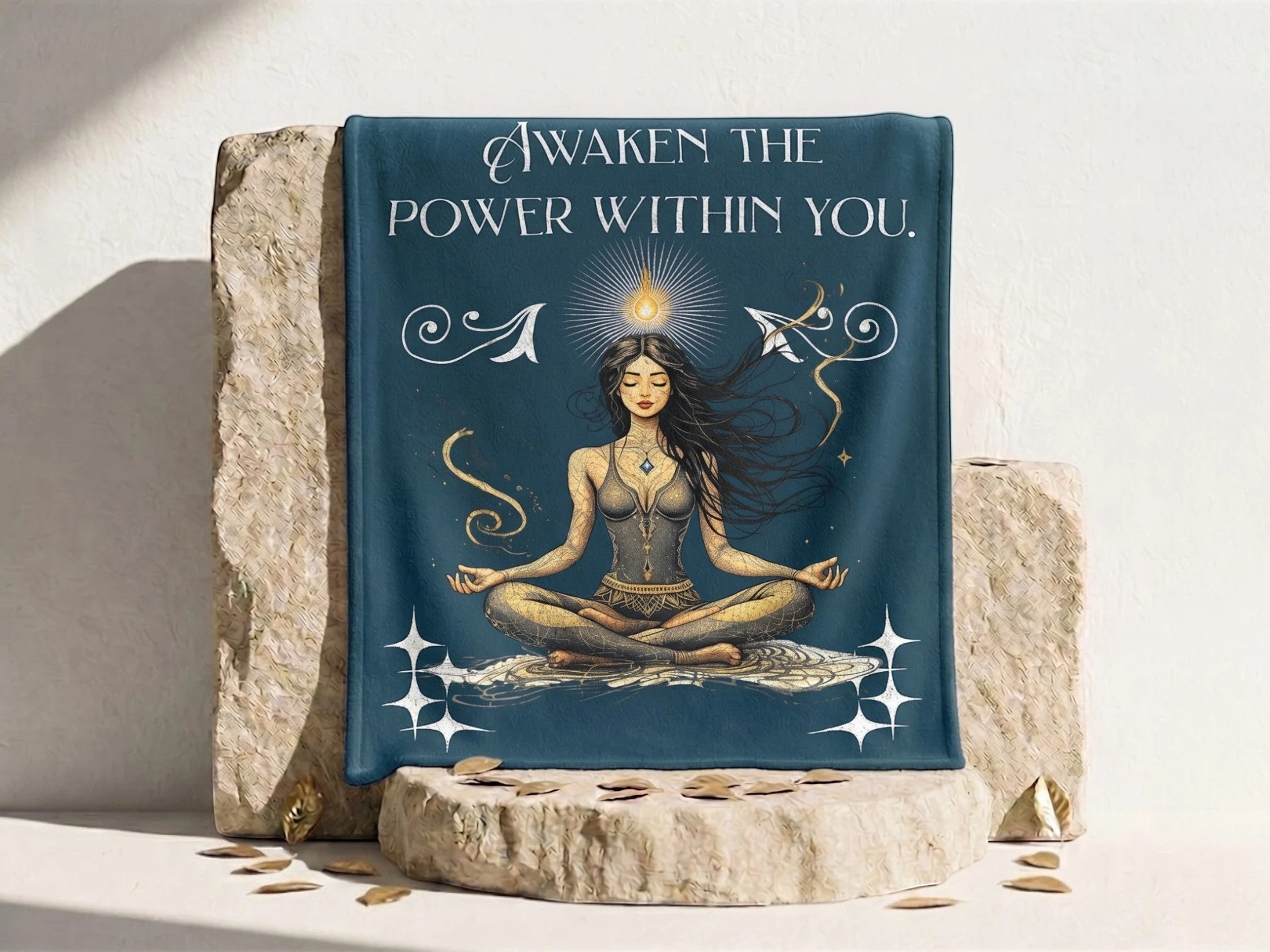 Essences Agape couverture polaire bleu nuit avec illustration d'une femme méditant en tailleur, halo lumineux, texte 