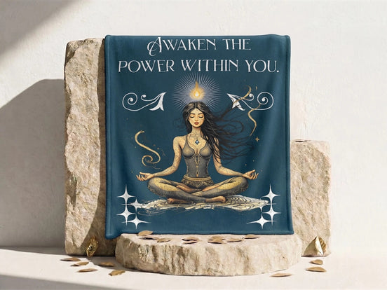 Essences Agape couverture polaire bleu nuit avec illustration d'une femme méditant en tailleur, halo lumineux, texte "AWAKEN THE POWER WITHIN YOU".