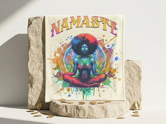 Essences Agape - Couverture polaire douce avec illustration zen d'une femme en méditation, mot 'Namaste' et éclaboussures colorées.
