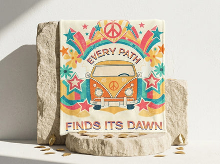 Essences Agape couverture polaire microfibre avec un van hippie coloré, des étoiles et des fleurs, texte "EVERY PATH FINDS ITS DAWN".