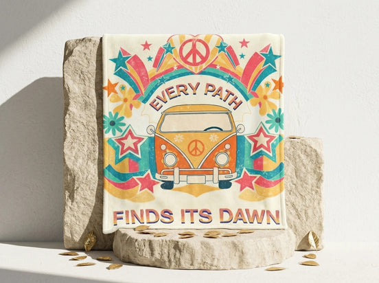 Essences Agape couverture polaire microfibre avec un van hippie coloré, des étoiles et des fleurs, texte "EVERY PATH FINDS ITS DAWN".