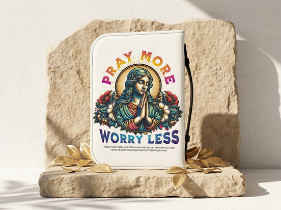 Essences Agape - Étui de Bible blanc avec illustration de la Vierge Marie priant, entourée de fleurs, et les inscriptions "Pray More Worry Less".