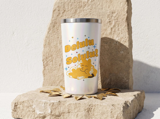 Gobelet Essences Agape blanc nacré avec illustration "Delulu Solulu" et un personnage nuageux souriant. Idéal pour la psychologie et le bien-être.