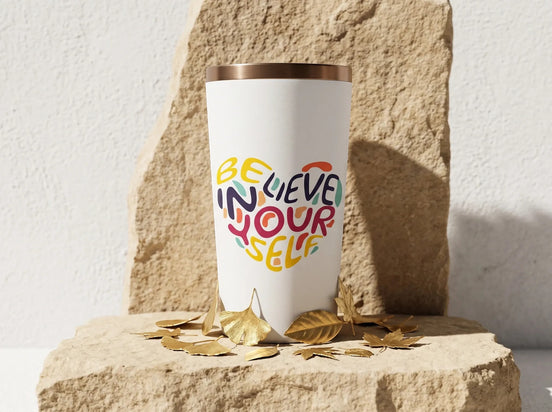 Essences Agape gobelet blanc en acier inoxydable avec inscription "Believe in yourself" en forme de cœur multicolore. Idéal pour le sport et la confiance en soi.