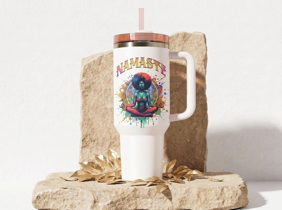 Gobelet blanc Essences Agape avec illustration femme en méditation, lettrage "Namaste" coloré, idéal pour le yoga et la pleine conscience.