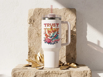 Essences Agape - Gobelet tumbler blanc avec inscription "Trust In God" et colombe, idéal pour la méditation et la prière.
