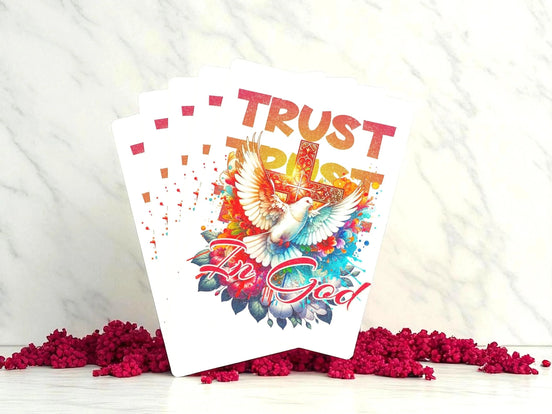 Essences Agape, jeu de cartes à jouer avec une colombe blanche et une croix colorée, texte "Trust In God".