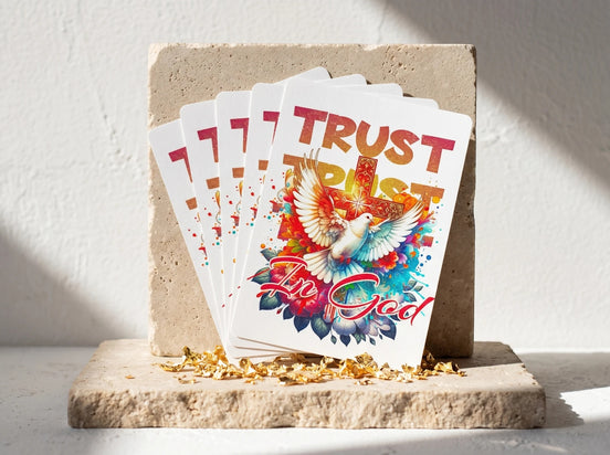 Jeu de cartes à jouer Essences Agape avec une colombe blanche, une croix lumineuse et des fleurs colorées. Texte "Trust In God".