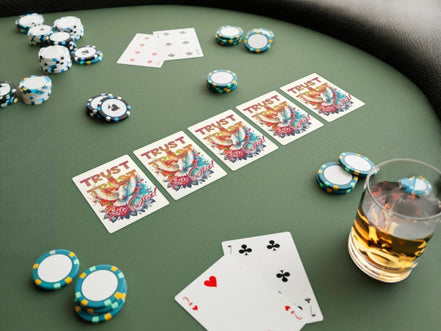 Jeu de cartes à jouer Essences Agape avec un design de colombe et de croix, symbolisant la foi et la confiance. Parfait pour le poker ou comme objet spirituel.