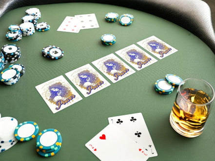 Essences Agape jeu de cartes poker sorcière mystique, illustration violet et or, pour la confiance en soi et la pensée positive.