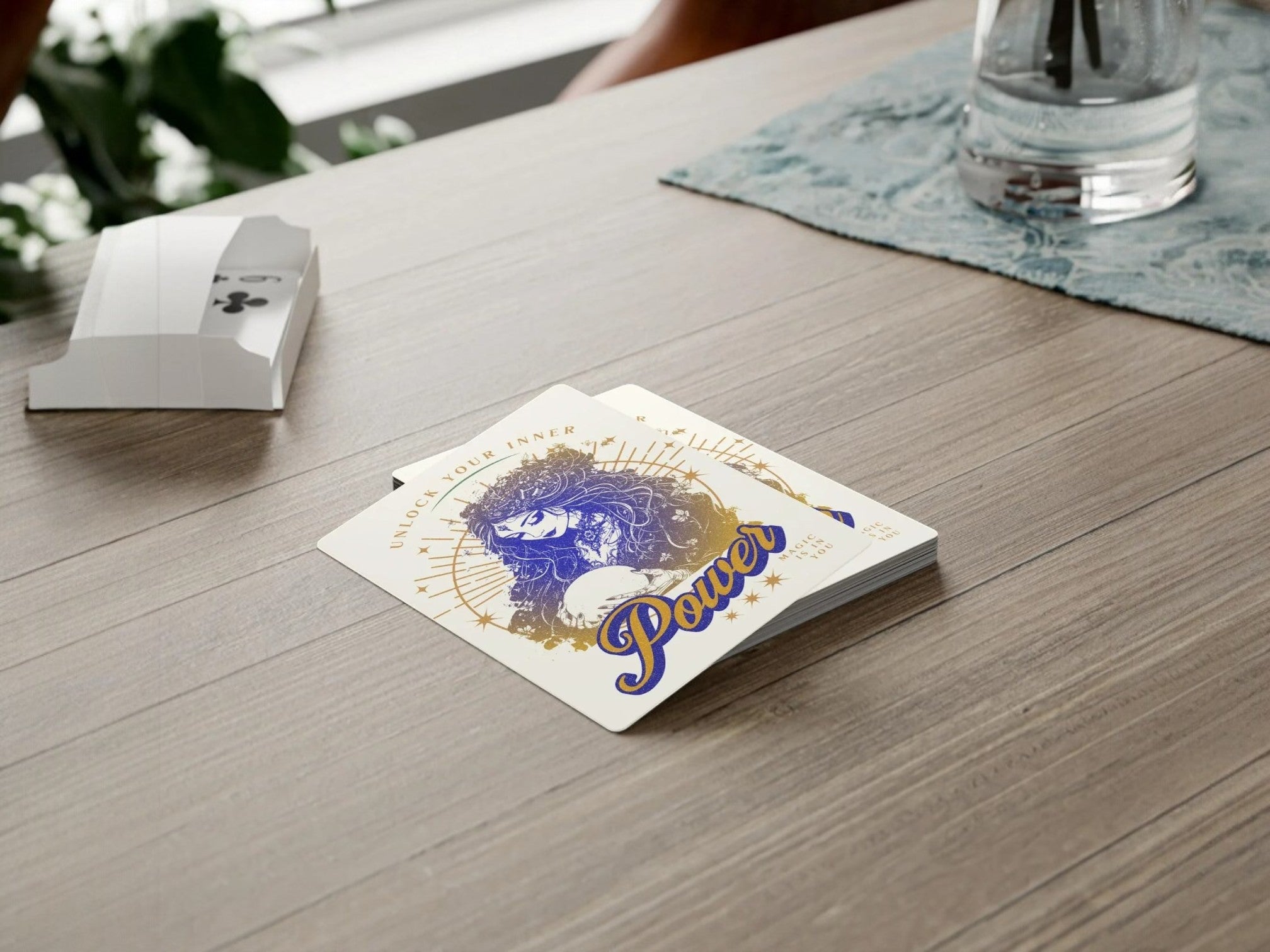 Jeu de cartes poker sorcière, illustration mystique violet et or, texte 