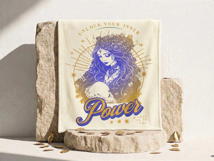 Essences Agape - Plaid polaire crème avec illustration de sorcière mystique tenant une boule de cristal, texte "Power".