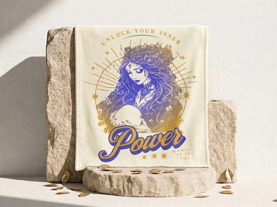 Essences Agape - Plaid polaire crème avec illustration de sorcière mystique tenant une boule de cristal, texte "Power".