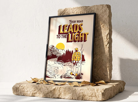 Poster de développement personnel Essences Agape avec citation "Every Road Leads to the Light", illustration chemin montagneux et randonneur.