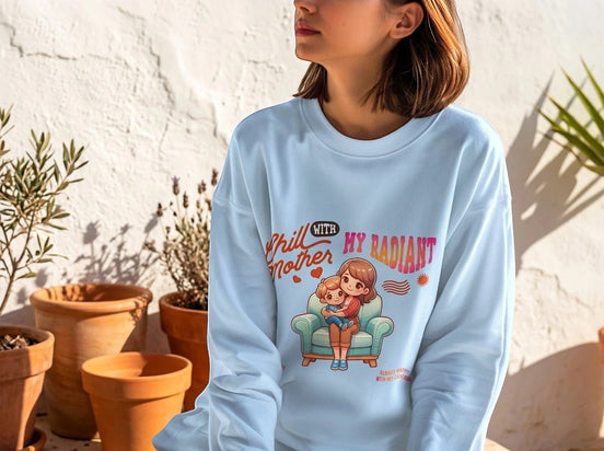 Sweat blanc oversize Essences Agape avec illustration "Chill with Mother, My Radiant" et message spirituel "Blessed and Highly Loved".