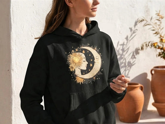 Sweat à capuche noir unisexe Essences Agape avec un imprimé soleil et lune mystique sur le devant, 100% coton.