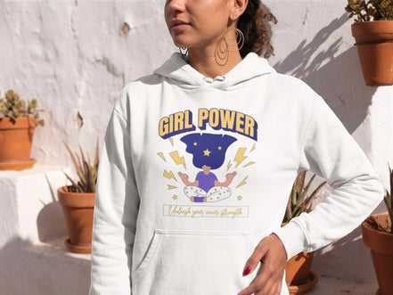 Sweatshirt blanc à capuche Essences Agape pour femme, avec inscription "GIRL POWER" et illustration méditative.