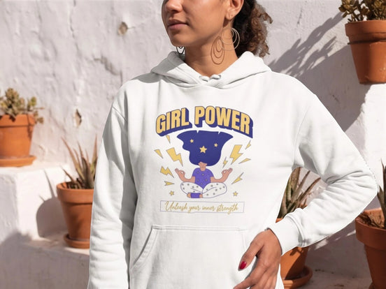 Sweatshirt blanc à capuche Essences Agape pour femme, avec inscription "GIRL POWER" et illustration méditative.