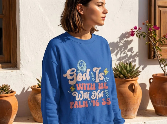 Sweatshirt bleu roi Essences Agape avec inscription "God Is With Me, I Will Not - Psalm 46:5" et un visuel de Jésus. Coton doux, style décontracté.