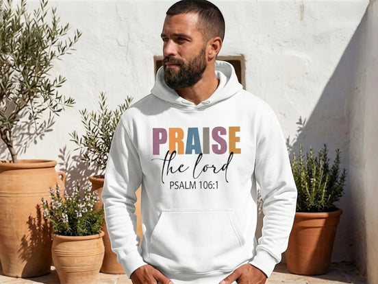 Sweatshirt blanc unisexe Essences Agape avec inscription "Praise the Lord Psalm 106:1" en lettres multicolores et calligraphie noire.