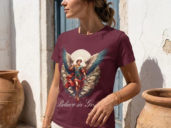 Tee shirt bordeaux en coton doux avec un archange aux ailes déployées et l'inscription "Believe in God". Essences Agape.