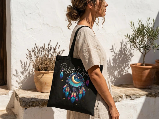Essences Agape tote bag noir avec motif attrape-rêves, lune et plumes colorées, anses renforcées.