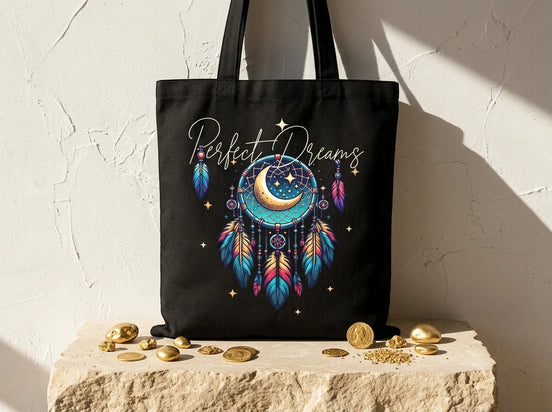 Sac fourre-tout noir Essences Agape avec un motif attrape-rêves coloré, lune et plumes. Idéal pour le shopping ou comme sac de tous les jours.