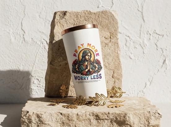 Essences Agape - Tumbler blanc avec illustration de la Vierge Marie priant, texte "Pray More Worry Less". Idéal pour la méditation et la prière.
