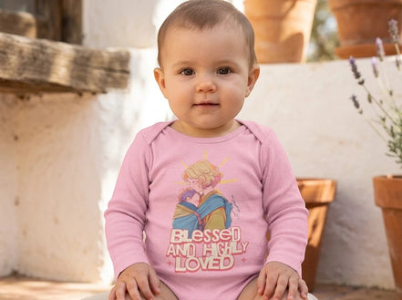 Body bébé rose manches longues en coton doux, avec illustration d'une mère tenant son enfant et le texte "Blessed and Highly Loved".